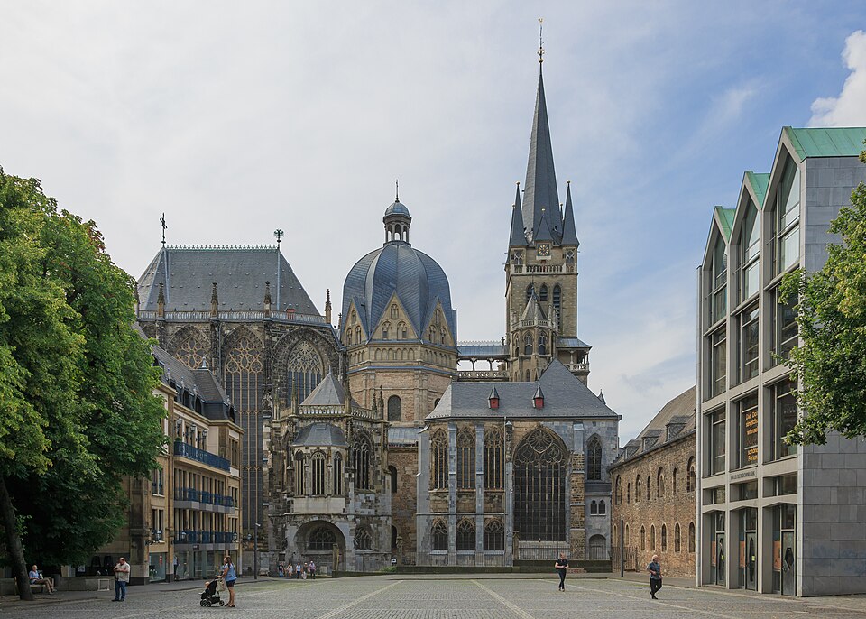 Umzug von Aachen nach Zypern per Container: Aachen Germany – Foto: CEphoto, Uwe Aranas, CC BY-SA 3.0, via Wikimedia Commons Umzug von Aachen nach Zypern per Container: Aachen Germany