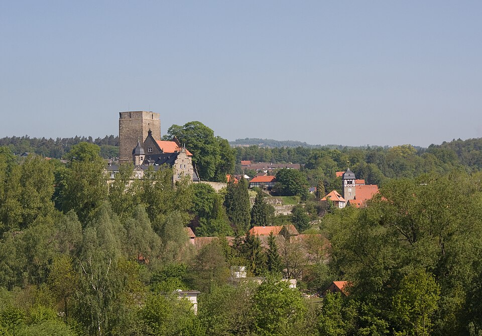 Umzug von Adelebsen nach Zypern per Container: Burg Adelebsen – Foto: Johan Bakker, CC BY-SA 3.0, via Wikimedia Commons Umzug von Adelebsen nach Zypern per Container: Burg Adelebsen