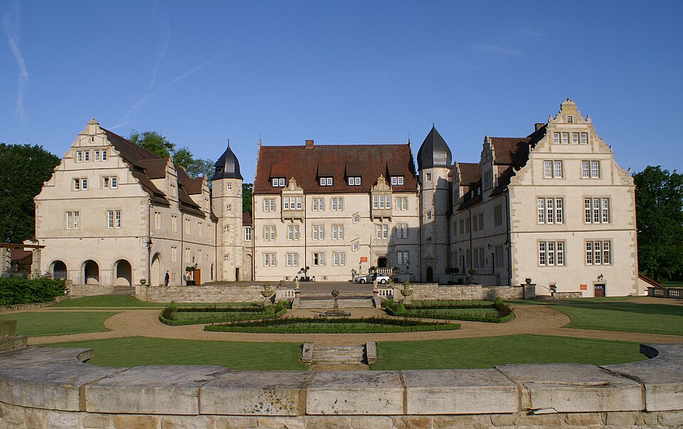 Umzug von Aerzen nach Zypern per Container: Schloss-Schwobber Gartenansicht a in Aerzen – Foto: Rüdiger at German Wikipedia, CC BY-SA 3.0, via Wikimedia Commons Umzug von Aerzen nach Zypern per Container: Schloss-Schwobber Gartenansicht a in Aerzen