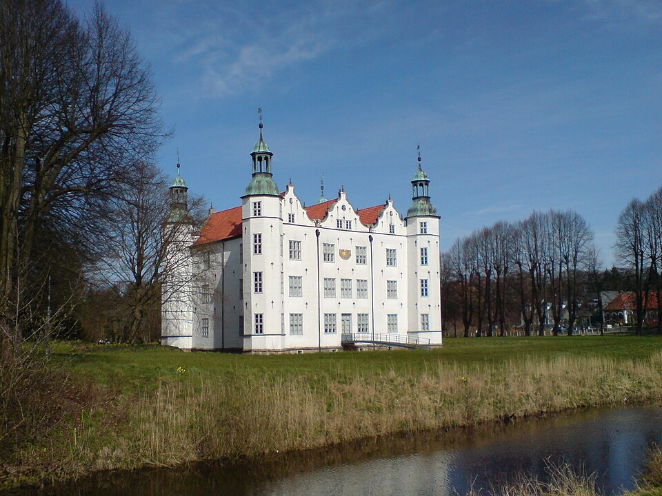 Umzug von Ahrensburg nach Zypern per Container: Schloss Ahrensburg, Gartenfassade