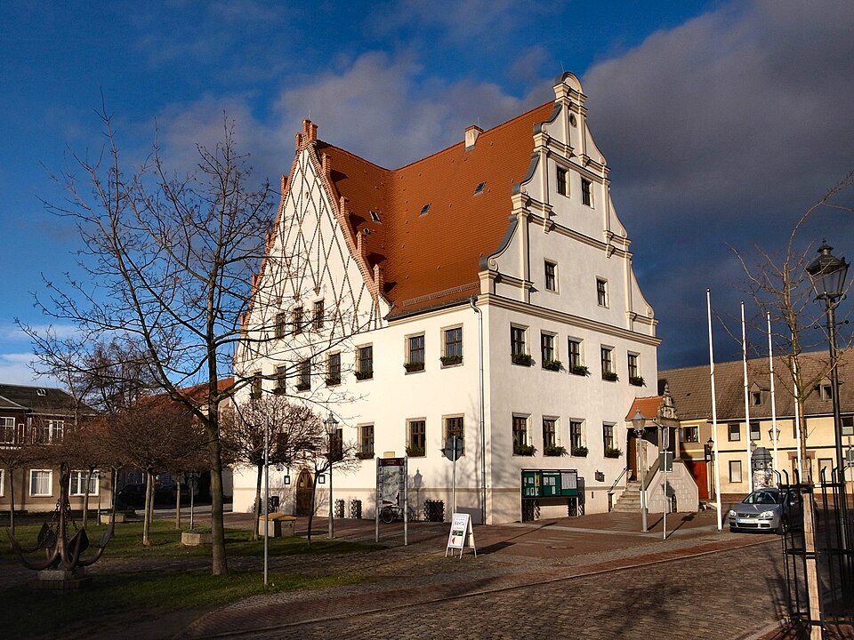 Umzug von Aken nach Zypern per Container: Aken (Elbe),Rathaus,town hall – Foto: M_H.DE, CC BY 3.0, via Wikimedia Commons Umzug von Aken nach Zypern per Container: Aken (Elbe),Rathaus,town hall