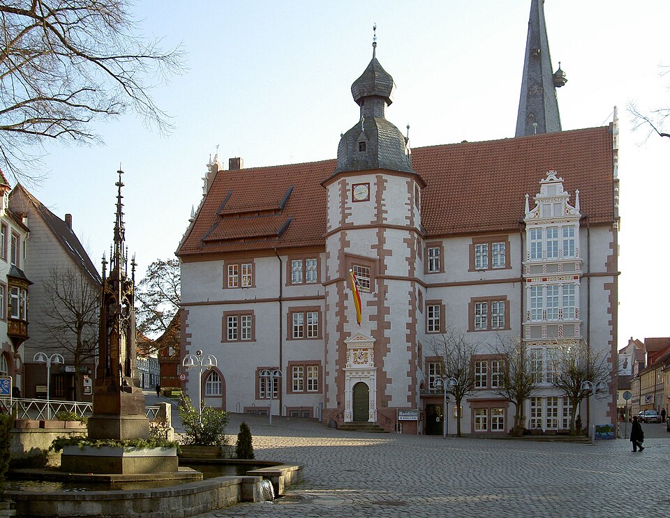 Umzug von Alfeld nach Zypern per Container: Alfeld Rathaus – Foto: Wikimedia-Autor, CC BY-SA 3.0, via Wikimedia Commons Umzug von Alfeld nach Zypern per Container: Alfeld Rathaus