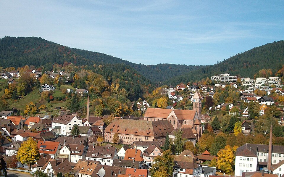 Umzug von Alpirsbach nach Zypern per Container: Alpirsbach Panorama – Foto: Aspiriniks, CC BY-SA 3.0, via Wikimedia Commons Umzug von Alpirsbach nach Zypern per Container: Alpirsbach Panorama