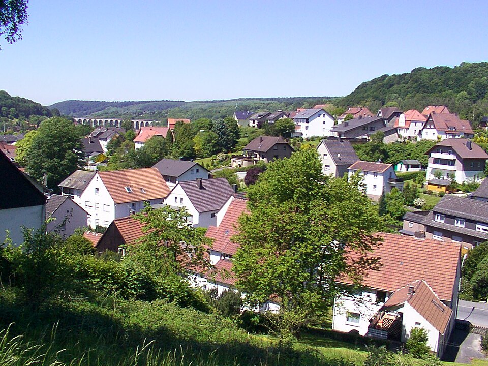 Umzug von Altenbeken nach Zypern per Container: Blick über Altenbeken mit Viadukt im Hintergrund – Foto: ludger1961 (talk · contribs), CC BY-SA 3.0, via Wikimedia Commons Umzug von Altenbeken nach Zypern per Container: Blick über Altenbeken mit Viadukt im Hintergrund