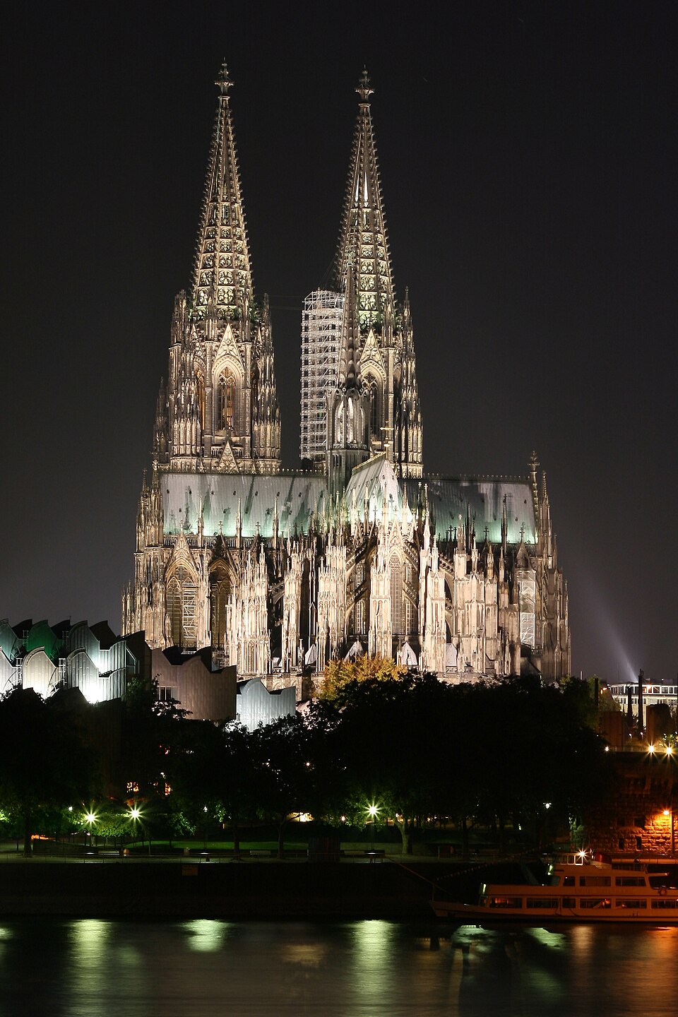 Umzug von Altenkirchen nach Zypern per Container: Kölner Dom nachts in Altenkirchen – Foto: Thomas Wolf (Der Wolf im Wald), CC BY-SA 3.0, via Wikimedia Commons Umzug von Altenkirchen nach Zypern per Container: Kölner Dom nachts in Altenkirchen