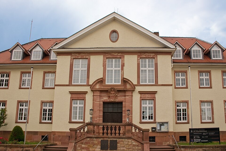 Umzug von Altenstadt nach Zypern per Container: Altenstadt-Hessen Rathaus – Foto: Sven Teschke, Büdingen, CC BY-SA 3.0 de, via Wikimedia Commons Umzug von Altenstadt nach Zypern per Container: Altenstadt-Hessen Rathaus