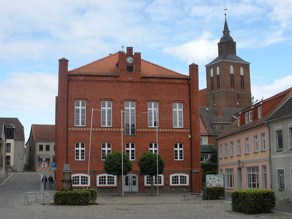 Umzug von Altentreptow nach Zypern per Palette: Rathaus mit Pfarrkirche St. Petri in Altentreptow