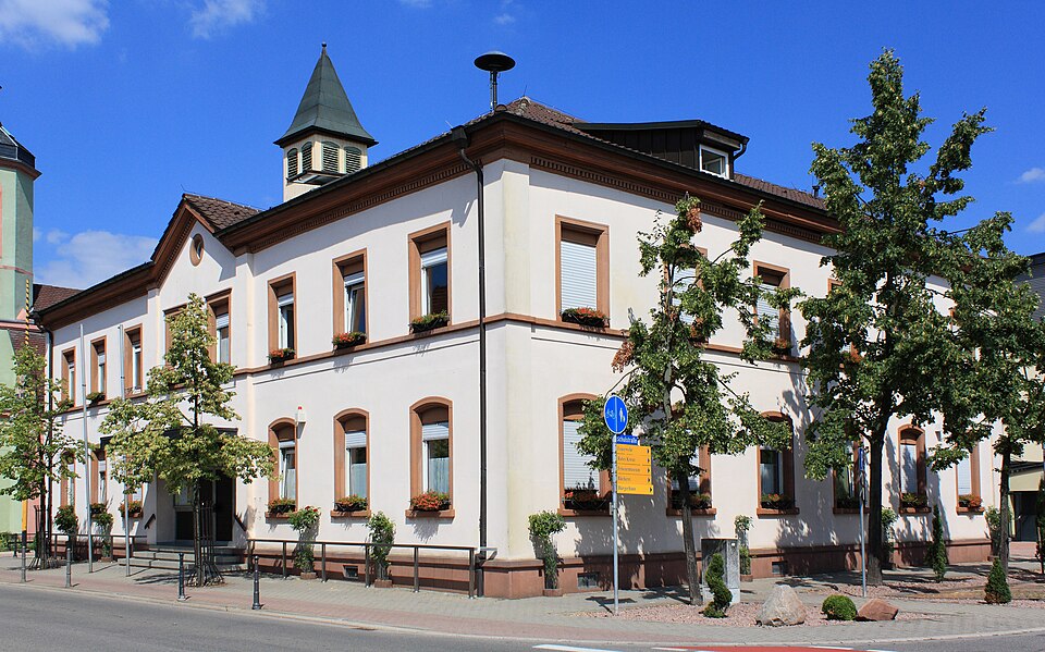 Umzug von Altlußheim nach Zypern per Container: Altlussheim Rathaus in Altlußheim – Foto: Rudolf Stricker, Attribution, via Wikimedia Commons Umzug von Altlußheim nach Zypern per Container: Altlussheim Rathaus in Altlußheim
