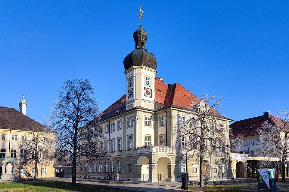 Umzug von Altötting nach Zypern per Container: Altötting Rathaus – Foto: Helmlechner, CC0, via Wikimedia Commons Umzug von Altötting nach Zypern per Container: Altötting Rathaus