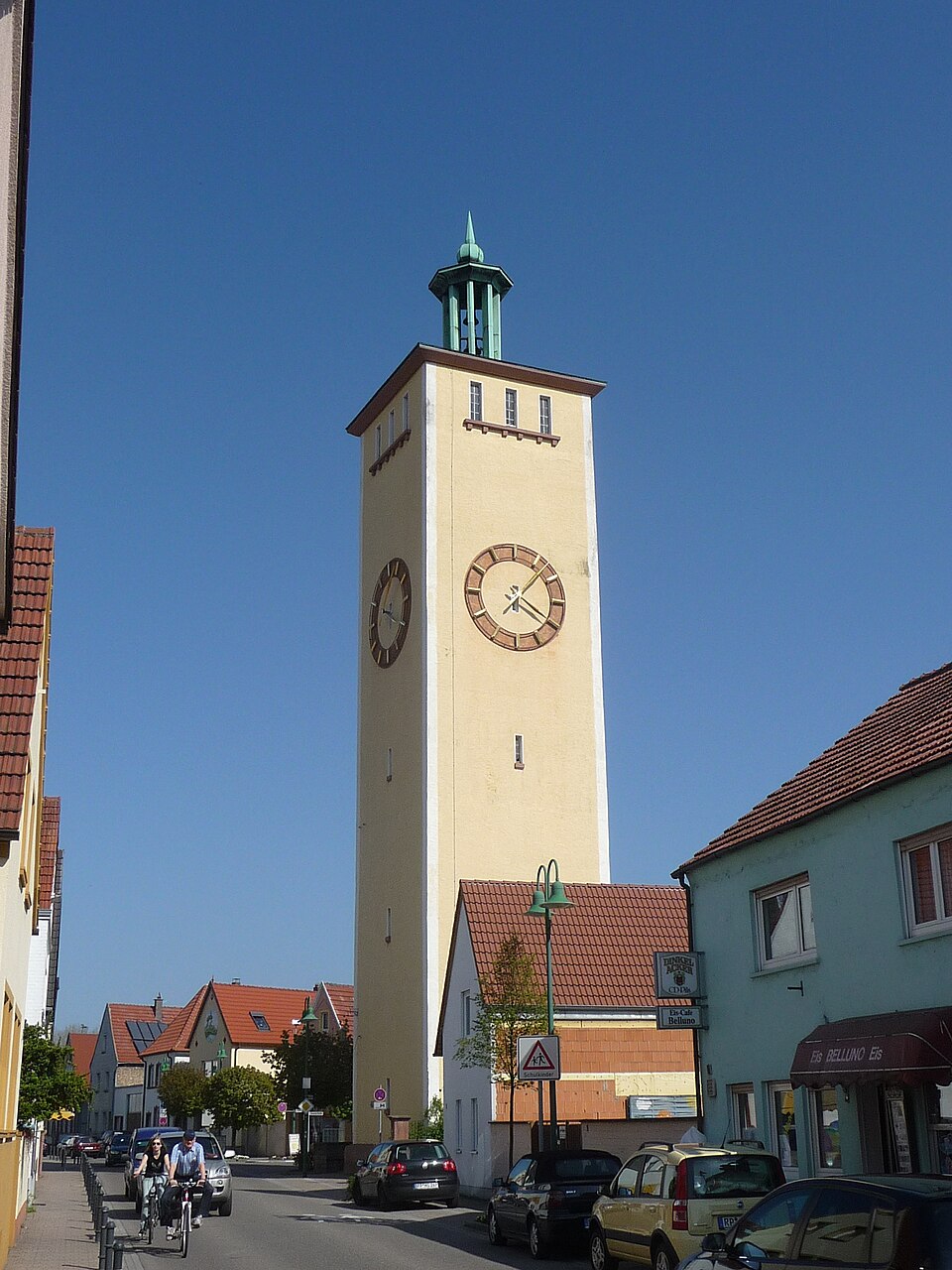Umzug von Altrip nach Zypern per Container: Wasserturm Altrip – Foto: Immanuel Giel, Public domain, via Wikimedia Commons Umzug von Altrip nach Zypern per Container: Wasserturm Altrip