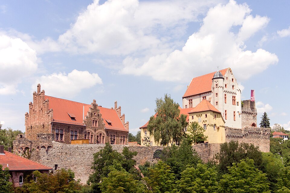 Umzug von Alzenau nach Zypern per Container: Burg Alzenau – Foto: Sven Teschke, Büdingen, CC BY-SA 3.0 de, via Wikimedia Commons Umzug von Alzenau nach Zypern per Container: Burg Alzenau