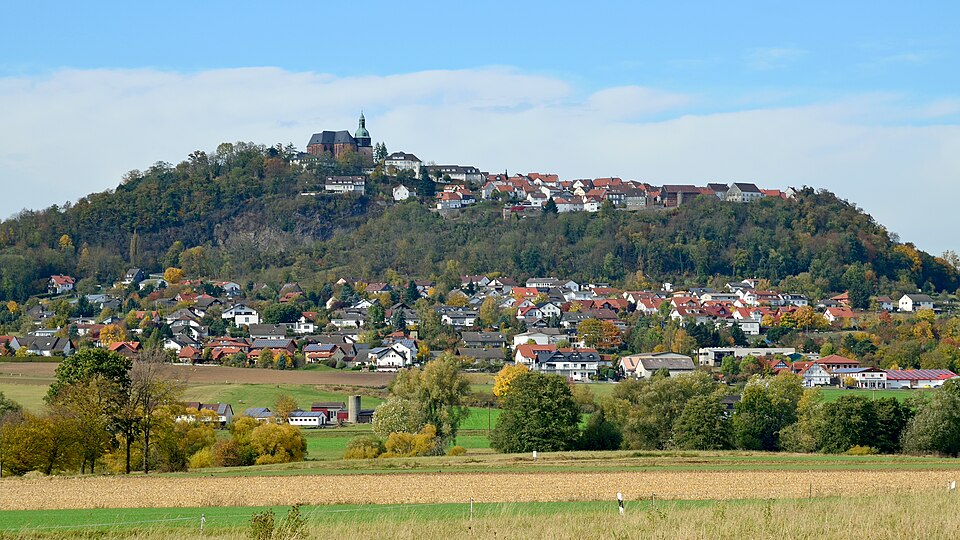 Umzug von Amöneburg nach Zypern per Container: Amöneburg von SO – Foto: Hydro, CC BY-SA 4.0, via Wikimedia Commons Umzug von Amöneburg nach Zypern per Container: Amöneburg von SO
