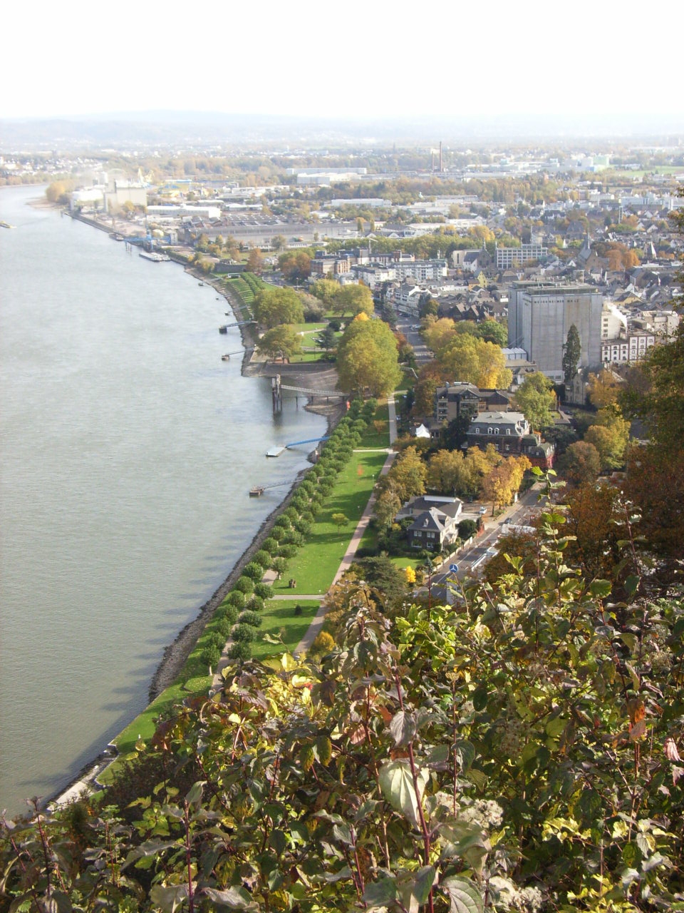 Umzug von Andernach nach Zypern per Container: Rheinlagen Andernach – Foto: Maus-Trauden at German Wikipedia, CC BY-SA 3.0, via Wikimedia Commons Umzug von Andernach nach Zypern per Container: Rheinlagen Andernach