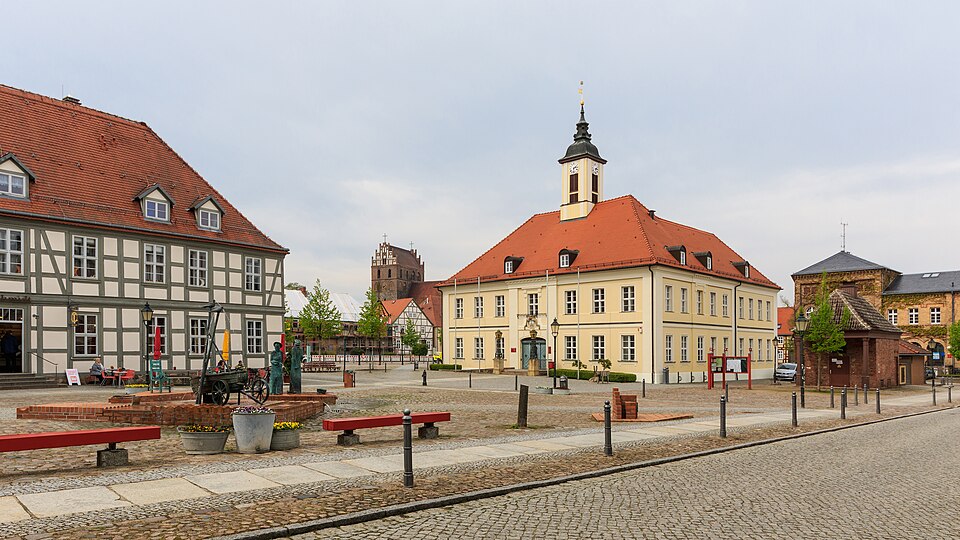 Umzug von Angermünde nach Zypern per Container: Angermuende MarketSq in Angermünde – Foto: A.Savin, FAL, via Wikimedia Commons Umzug von Angermünde nach Zypern per Container: Angermuende MarketSq in Angermünde