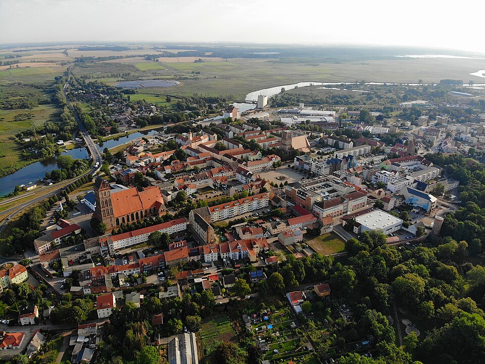 Umzug von Anklam nach Zypern per Container: Anklam Luftaufnahme – Foto: HaSe, CC BY-SA 4.0, via Wikimedia Commons Umzug von Anklam nach Zypern per Container: Anklam Luftaufnahme