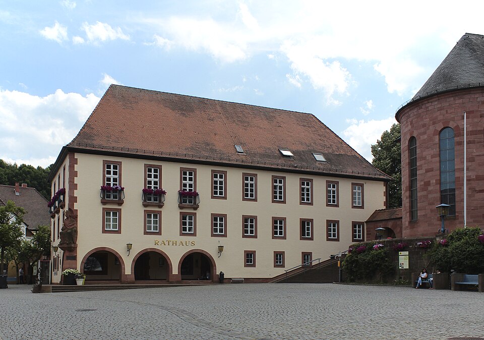 Umzug von Annweiler am Trifels nach Zypern per Container: Annweiler Rathaus in Annweiler am Trifels – Foto: R.Raab, CC BY-SA 4.0, via Wikimedia Commons Umzug von Annweiler am Trifels nach Zypern per Container: Annweiler Rathaus in Annweiler am Trifels
