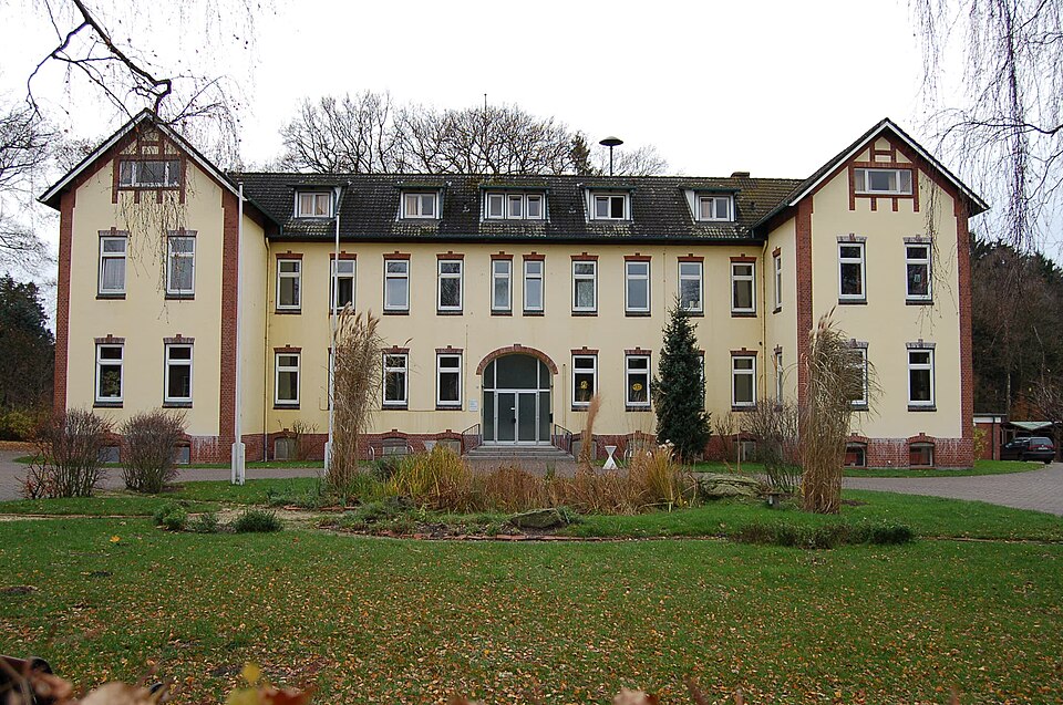 Umzug von Appen nach Zypern per Container: Appen Schäferhof – Foto: Huhu at de.wikipedia, Public domain, via Wikimedia Commons Umzug von Appen nach Zypern per Container: Appen Schäferhof