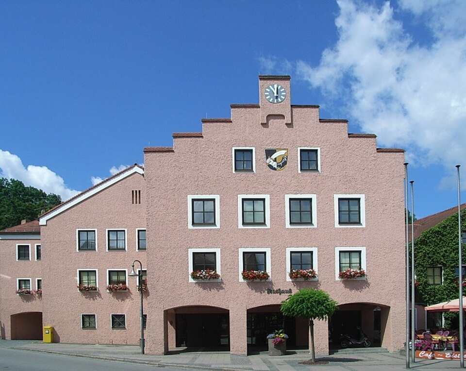 Umzug von Arnstorf nach Zypern per Container: Rathaus – Foto: Konrad Lackerbeck, CC BY 3.0, via Wikimedia Commons Umzug von Arnstorf nach Zypern per Container: Rathaus