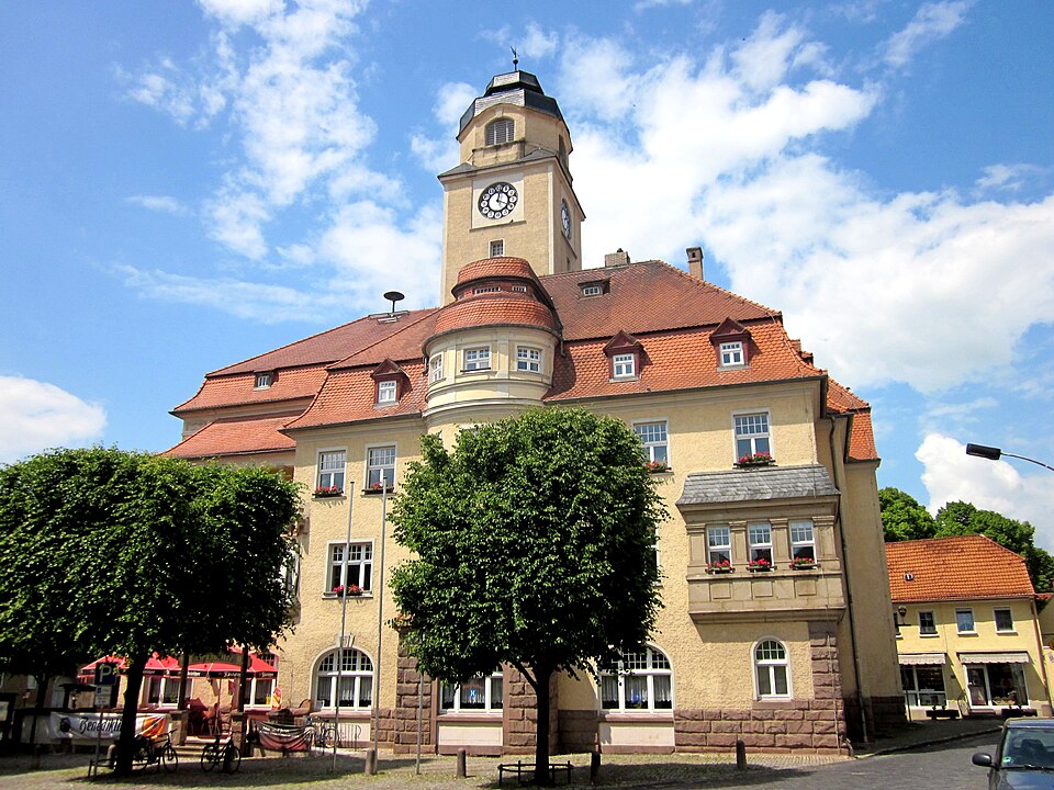 Umzug von Artern nach Zypern per Container: Artern Rathaus – Foto: X-Weinzar, CC BY-SA 3.0, via Wikimedia Commons Umzug von Artern nach Zypern per Container: Artern Rathaus