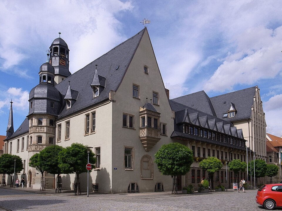 Umzug von Aschersleben nach Zypern per Palette: Aschersleben, Rathaus – Foto: M_H.DE, CC BY-SA 3.0, via Wikimedia Commons Umzug von Aschersleben nach Zypern per Palette: Aschersleben, Rathaus