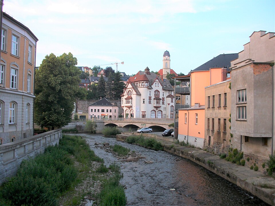 Umzug von Aue-Bad Schlema nach Zypern per Container: Aue, Mündung Schwarzwasser in die Zwickauer Mulde + Friedenskirche Zelle – Foto: Aagnverglaser, CC BY-SA 4.0, via Wikimedia Commons Umzug von Aue-Bad Schlema nach Zypern per Container: Aue, Mündung Schwarzwasser in die Zwickauer Mulde + Friedenskirche Zelle