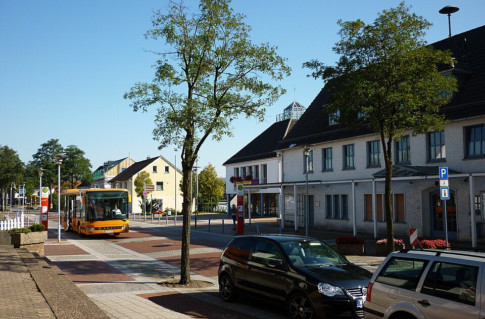 Umzug von Augustdorf nach Zypern per Container: Augustdorf Rathaus – Foto: Ub12vow, CC BY-SA 3.0, via Wikimedia Commons Umzug von Augustdorf nach Zypern per Container: Augustdorf Rathaus