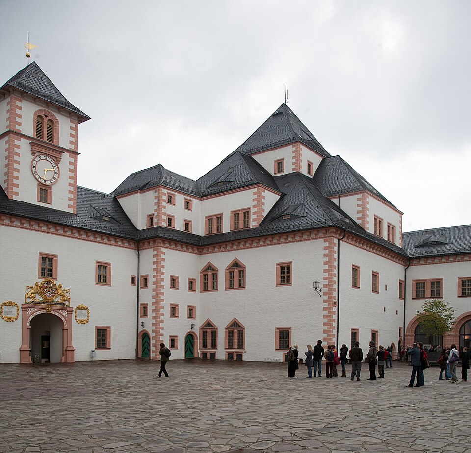 Umzug von Augustusburg nach Zypern per Container: Augustusburg bei Chemnitz – Foto: Stephan Hoppe, CC BY-SA 4.0, via Wikimedia Commons Umzug von Augustusburg nach Zypern per Container: Augustusburg bei Chemnitz