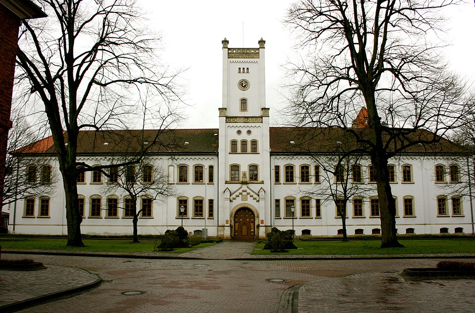 Umzug von Aurich nach Zypern per Container: Stadtansicht Aurich – Foto: Pixelfehler, CC BY-SA 3.0, via Wikimedia Commons Umzug von Aurich nach Zypern per Container: Stadtansicht Aurich