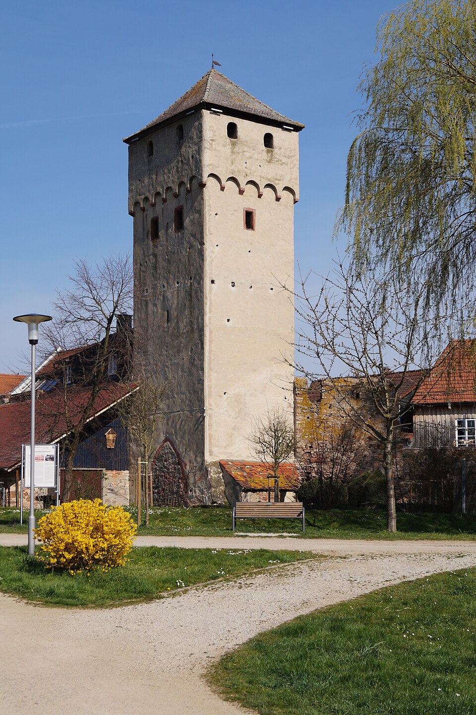 Umzug von Babenhausen (Hessen) nach Zypern per Container: Babenhausen Hexenturm in Babenhausen (Hessen) – Foto: Lumpeseggl, CC BY-SA 3.0, via Wikimedia Commons Umzug von Babenhausen (Hessen) nach Zypern per Container: Babenhausen Hexenturm in Babenhausen (Hessen)