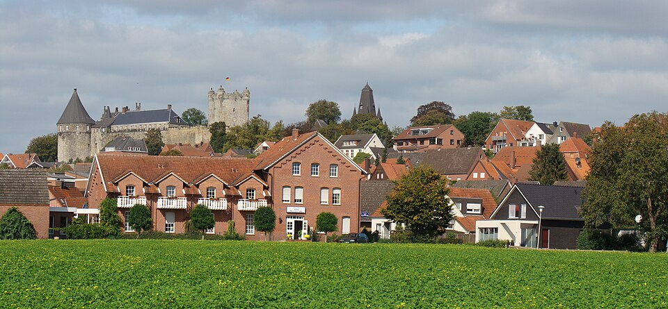 Umzug von Bad Bentheim nach Zypern per Container: Bentheim pano in Bad Bentheim – Foto: Arch, Public domain, via Wikimedia Commons Umzug von Bad Bentheim nach Zypern per Container: Bentheim pano in Bad Bentheim