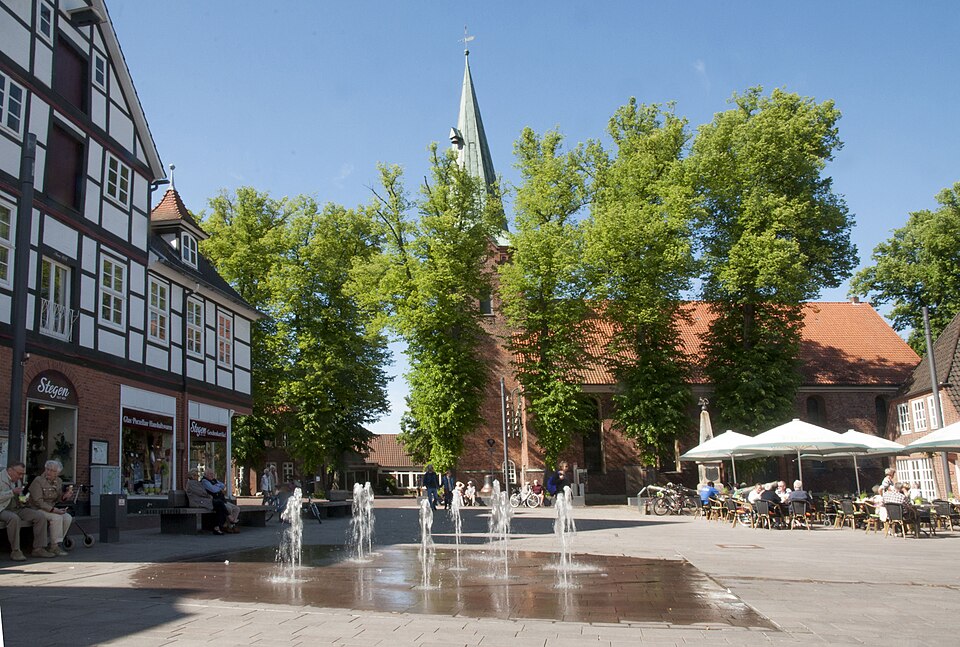 Umzug von Bad Bevensen nach Zypern per Container: Der Marktplatz in Bad Bevensen mit Blick auf die Dreikoenigskirche – Foto: Grafik-Sektor Immobilien & Werbung, CC BY-SA 4.0, via Wikimedia Commons Umzug von Bad Bevensen nach Zypern per Container: Der Marktplatz in Bad Bevensen mit Blick auf die Dreikoenigskirche