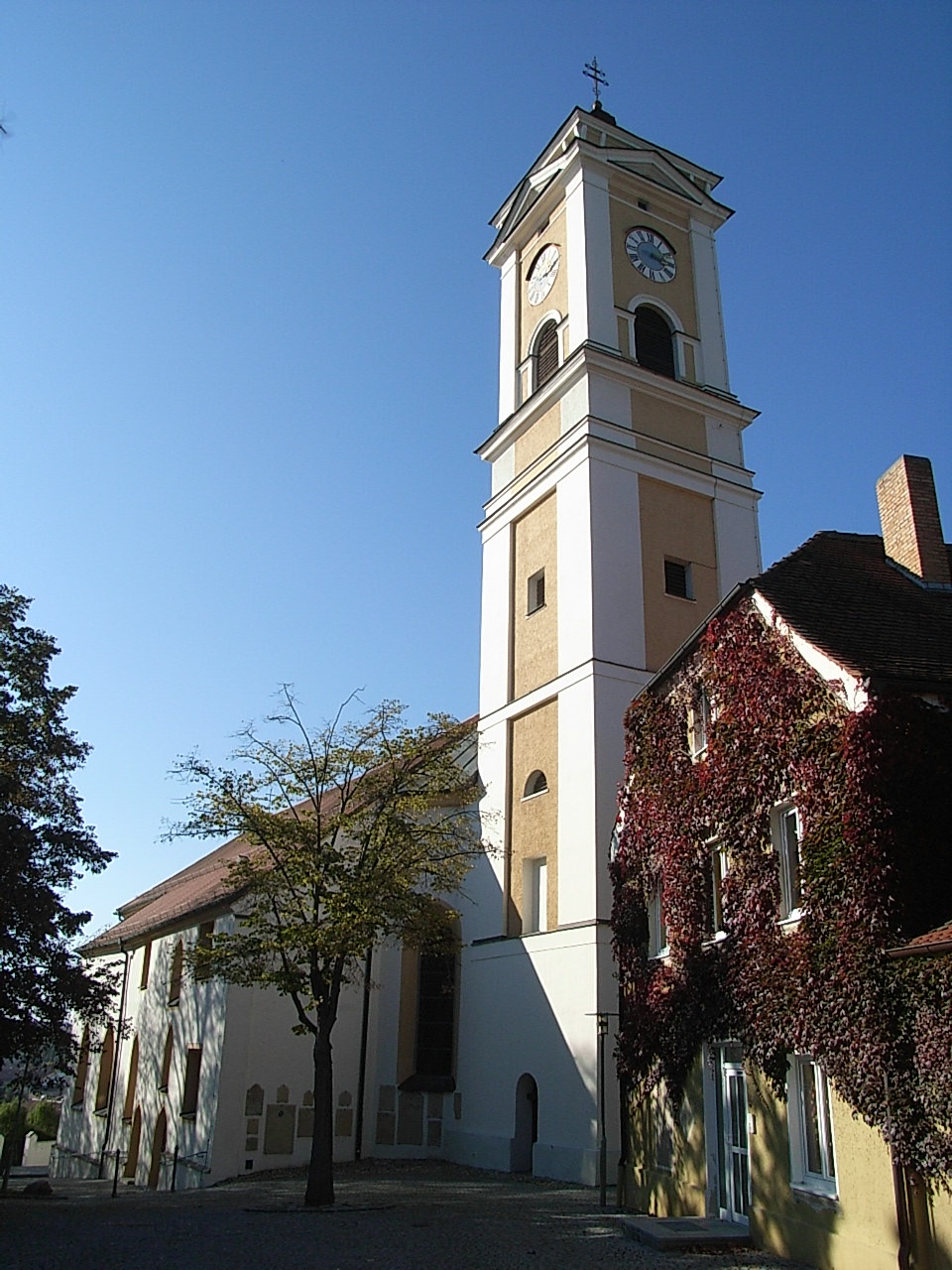 Umzug von Bad Birnbach nach Zypern per Container: Pfarrkirche Bad Birnbach – Foto: Konrad Lackerbeck, CC BY-SA 3.0, via Wikimedia Commons Umzug von Bad Birnbach nach Zypern per Container: Pfarrkirche Bad Birnbach