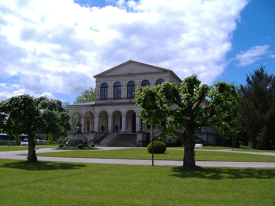 Umzug von Bad Brückenau nach Zypern per Container: Kursaal Bad Brückenau – Foto: Manfi.B., CC BY-SA 3.0, via Wikimedia Commons Umzug von Bad Brückenau nach Zypern per Container: Kursaal Bad Brückenau