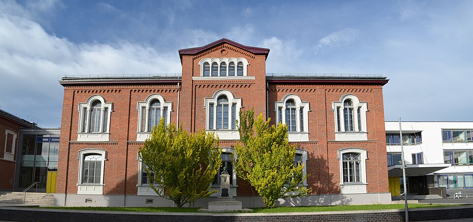 Umzug von Bad Camberg nach Zypern per Container: Bad Camberg, Freiherr von Schütz-Schule, Altbau – Foto: Karsten Ratzke, CC0, via Wikimedia Commons Umzug von Bad Camberg nach Zypern per Container: Bad Camberg, Freiherr von Schütz-Schule, Altbau