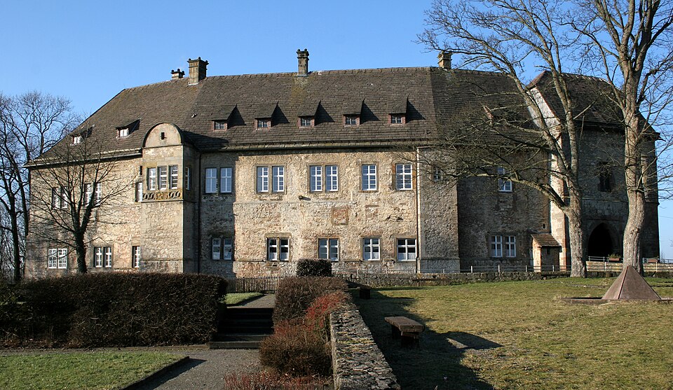 Umzug von Bad Driburg nach Zypern per Container: Burg dringenberg in Bad Driburg – Foto: Linda.floren, CC BY 1.0, via Wikimedia Commons Umzug von Bad Driburg nach Zypern per Container: Burg dringenberg in Bad Driburg