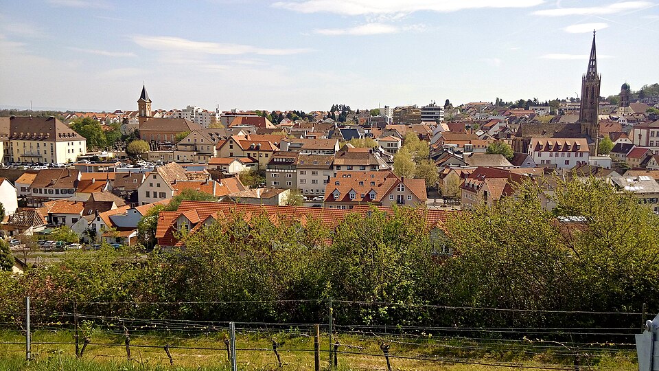 Umzug von Bad Dürkheim nach Zypern per Container: Bad Dürkheim Ansicht vom Vigilienturm – Foto: Altera levatur, CC BY-SA 4.0, via Wikimedia Commons Umzug von Bad Dürkheim nach Zypern per Container: Bad Dürkheim Ansicht vom Vigilienturm