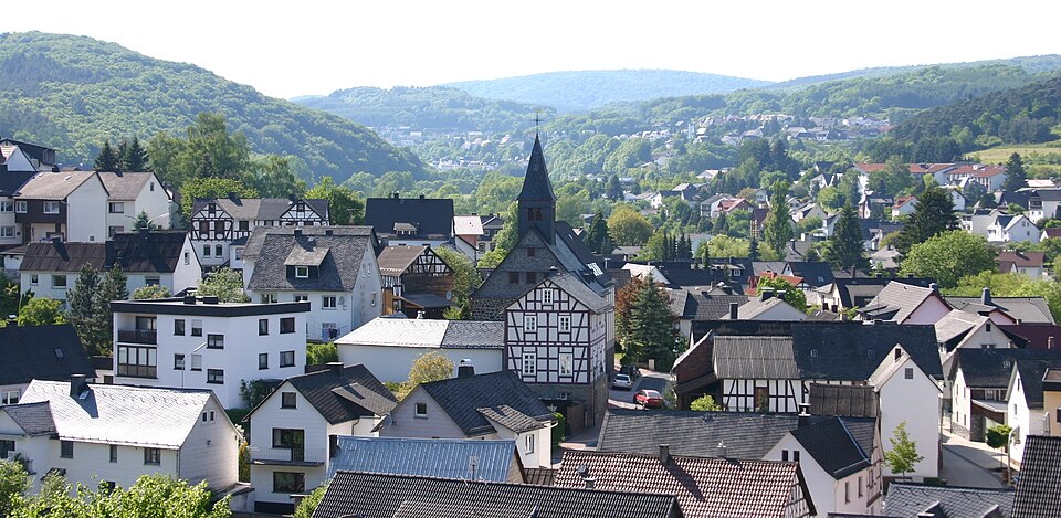 Umzug von Bad Endbach nach Zypern per Container: Panorama bad endbach – Foto: Manuel Heinrich/Emha, CC BY-SA 3.0 de, via Wikimedia Commons Umzug von Bad Endbach nach Zypern per Container: Panorama bad endbach