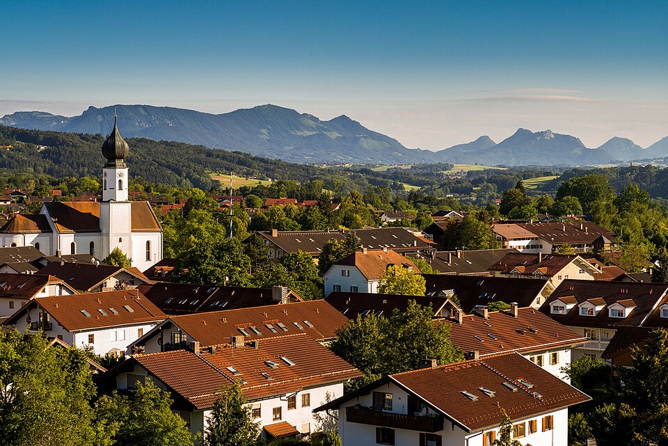 Umzug von Bad Endorf nach Zypern per Palette: Ortsbild Bad Endorf – Foto: Gemeinde Bad Endorf, CC BY-SA 4.0, via Wikimedia Commons Umzug von Bad Endorf nach Zypern per Palette: Ortsbild Bad Endorf