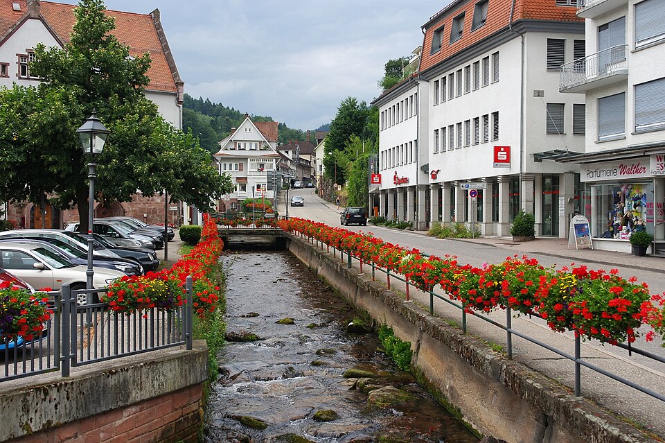 Umzug von Bad Herrenalb nach Zypern per Palette: Stadtansicht Bad Herrenalb – Foto: Alexignat, CC BY-SA 3.0, via Wikimedia Commons Umzug von Bad Herrenalb nach Zypern per Palette: Stadtansicht Bad Herrenalb
