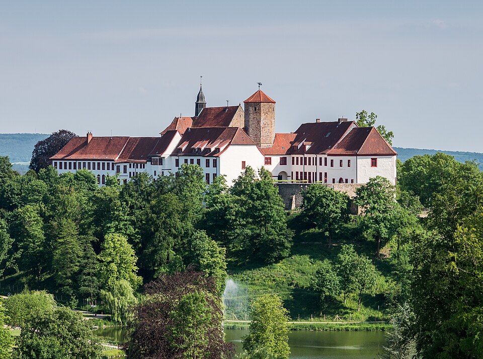 Umzug von Bad Iburg nach Zypern per Container: Schloss -BT- in Bad Iburg – Foto: Basotxerri, CC BY-SA 4.0, via Wikimedia Commons Umzug von Bad Iburg nach Zypern per Container: Schloss -BT- in Bad Iburg