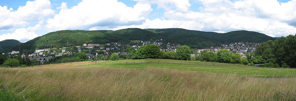 Umzug von Bad Laasphe nach Zypern per Container: Bad Laasphe Panorama – Foto: Dbawwsnrw, Public domain, via Wikimedia Commons Umzug von Bad Laasphe nach Zypern per Container: Bad Laasphe Panorama