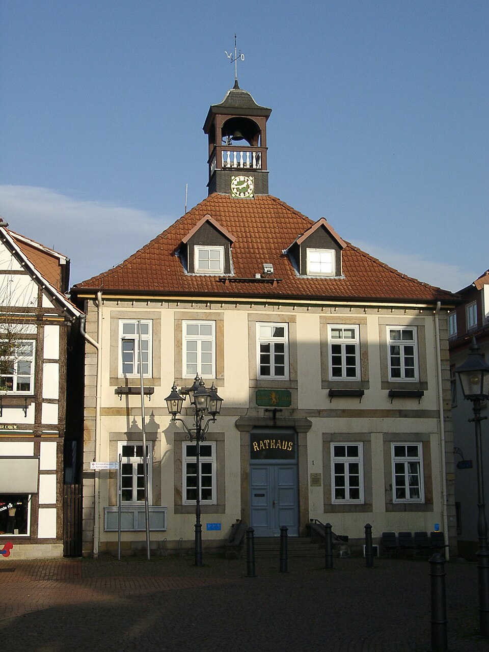 Umzug von Bad Münder am Deister nach Zypern per Palette: Altes Rathaus Bad Muender in Bad Münder am Deister – Foto: Maren Kaltenbach at German Wikipedia\nLater version(s) were uploaded by BLueFiSH.as Umzug von Bad Münder am Deister nach Zypern per Palette: Altes Rathaus Bad Muender in Bad Münder am Deister