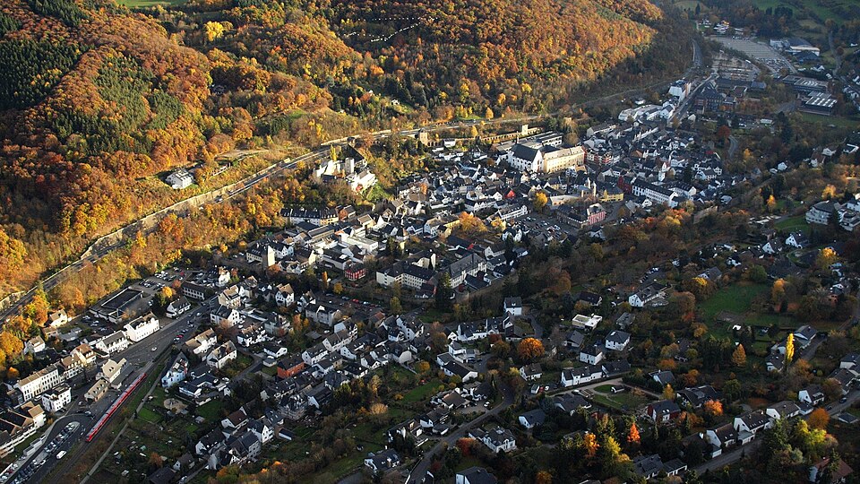 Umzug von Bad Münstereifel nach Zypern per Palette: Stadtansicht Bad Münstereifel – Foto: Wolkenkratzer, CC BY-SA 4.0, via Wikimedia Commons Umzug von Bad Münstereifel nach Zypern per Palette: Stadtansicht Bad Münstereifel