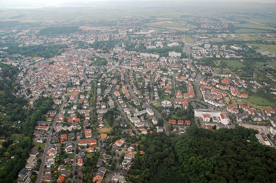 Umzug von Bad Nauheim nach Zypern per Container: Bad Nauheim Aerial – Foto: Fritz Geller-Grimm, CC BY-SA 3.0, via Wikimedia Commons Umzug von Bad Nauheim nach Zypern per Container: Bad Nauheim Aerial