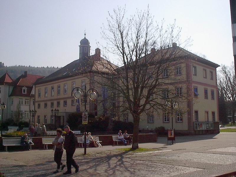 Umzug von Bad Orb nach Zypern per Container: Bad Orb, Rathaus – Foto: Ulrich Stelzner, Public domain, via Wikimedia Commons Umzug von Bad Orb nach Zypern per Container: Bad Orb, Rathaus