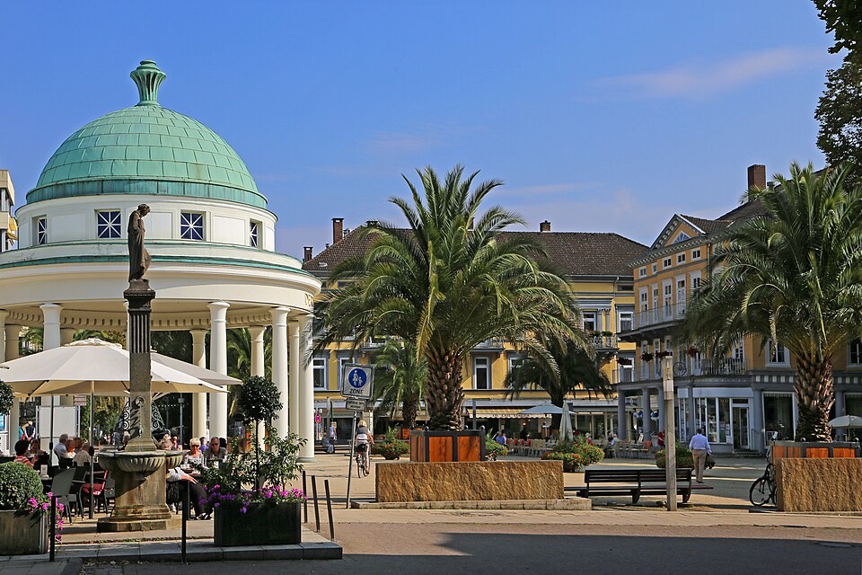 Umzug von Bad Pyrmont nach Zypern per Palette: Brunnenplatz mit Brunnenhaus, Bad Pyrmont – Foto: W. Bulach, CC BY-SA 4.0, via Wikimedia Commons Umzug von Bad Pyrmont nach Zypern per Palette: Brunnenplatz mit Brunnenhaus, Bad Pyrmont