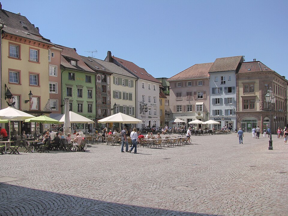 Umzug von Bad Säckingen nach Zypern per Container: Bad Saeckingen Muensterplatz in Bad Säckingen – Foto: Dimelina, CC BY-SA 3.0, via Wikimedia Commons Umzug von Bad Säckingen nach Zypern per Container: Bad Saeckingen Muensterplatz in Bad Säckingen