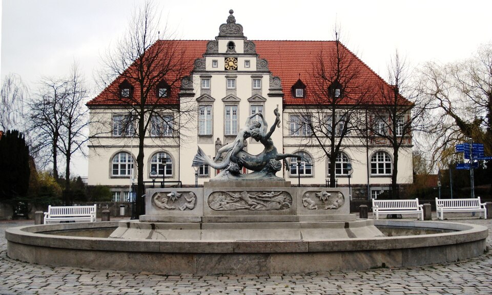 Umzug von Bad Schwartau nach Zypern per Container: Bad-Schwartau Brunnen Im-Spiel-der-Wellen Gesamtansicht in Bad Schwartau – Foto: Genet, CC BY-SA 3.0, via Wikimedia Commons Umzug von Bad Schwartau nach Zypern per Container: Bad-Schwartau Brunnen Im-Spiel-der-Wellen Gesamtansicht in Bad Schwartau