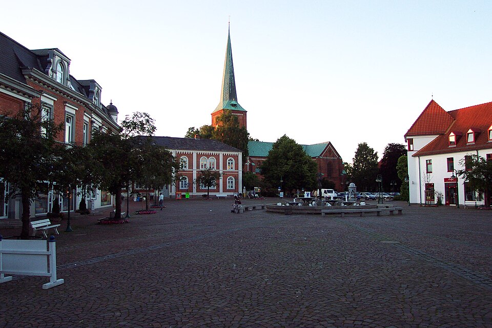 Umzug von Bad Segeberg nach Zypern per Container: Marktplatz Bad Segeberg – Foto: Wikimedia-Autor, CC BY-SA 3.0, via Wikimedia Commons Umzug von Bad Segeberg nach Zypern per Container: Marktplatz Bad Segeberg
