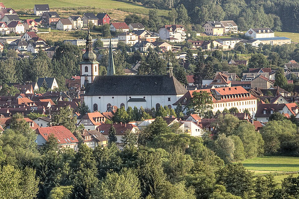 Umzug von Bad Soden-Salmünster nach Zypern per Palette: St. Peter und-Paul, Kloster in Bad Soden-Salmünster – Foto: Sven Teschke, CC BY-SA 3.0 de, via Wikimedia Commons Umzug von Bad Soden-Salmünster nach Zypern per Palette: St. Peter und-Paul, Kloster in Bad Soden-Salmünster